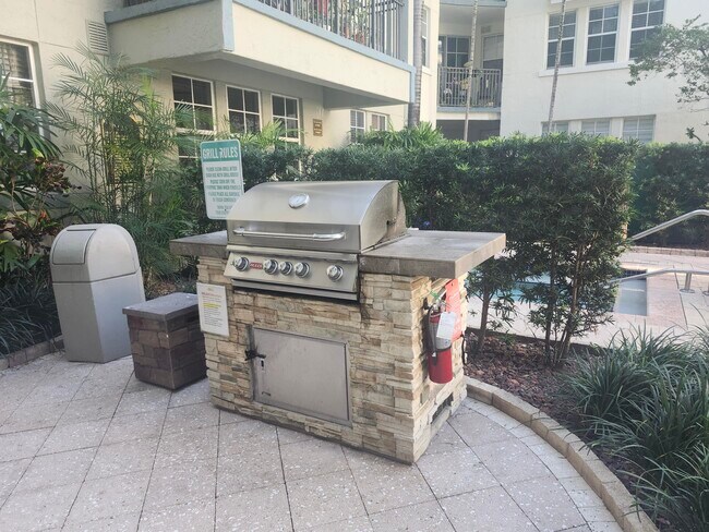 Building Photo - 533 NE 3rd Ave