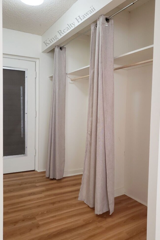 Building Photo - VERY CLEAN Studio / 1 bath w/full kitchen/...