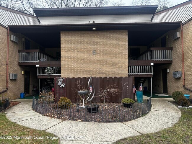 Building Photo - 5 Pine Cluster Cir