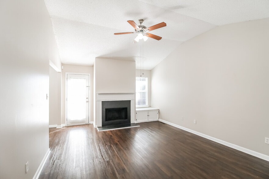 Building Photo - 40 Savoy Park Dr