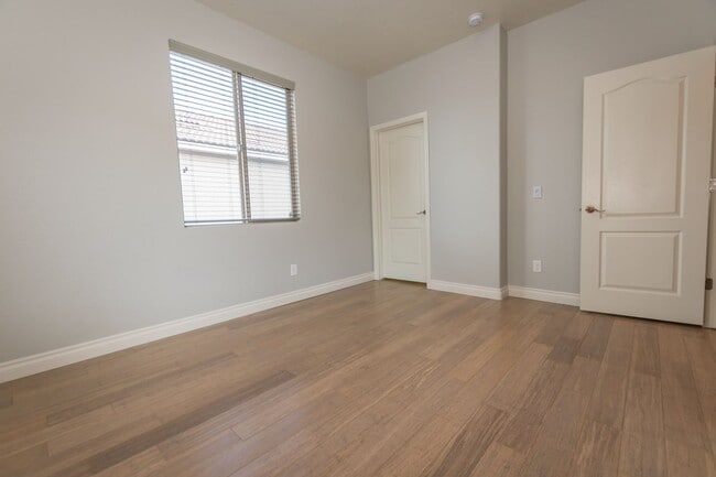 Building Photo - Gorgeous 4 Bedroom 2 Bathroom Home! Centra...