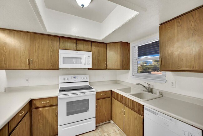 Building Photo - Very Nice 2bd/2ba Condo!! Gated Friendly Community w/ Pool!!