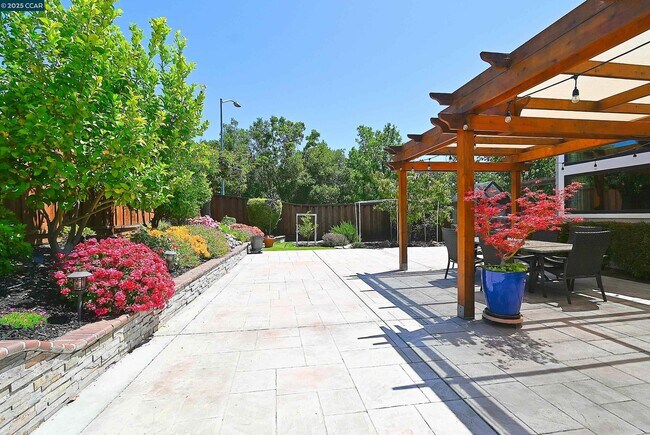 Building Photo - 800 Beaver Creek Ct