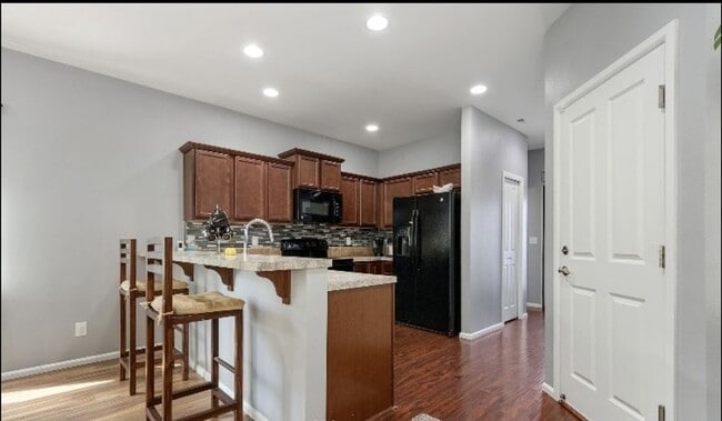Building Photo - Large 4 bedroom home-Pet friendly!
