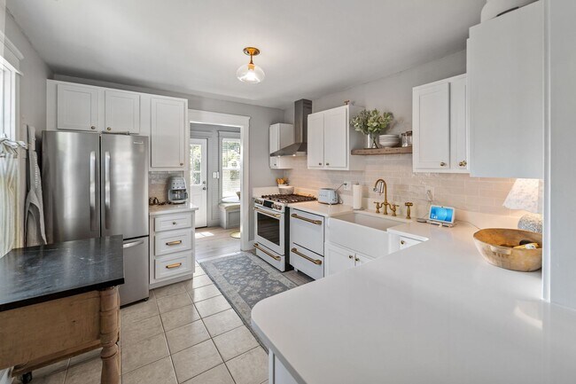 Building Photo - Charming Parkside 2-Bedroom Home Near Daffin Park with Fenced Yard & Patio