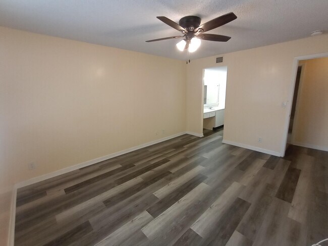 Building Photo - 9901 Westview Dr
