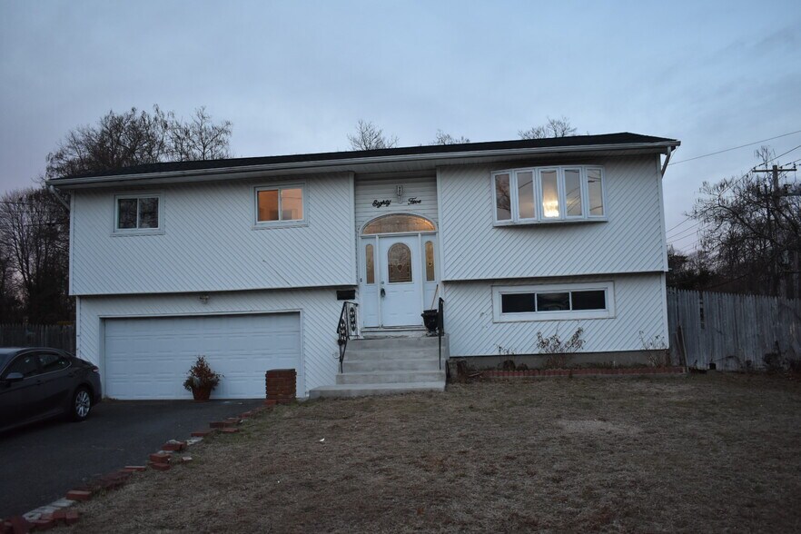 Building Photo - 85 Cedar Dr