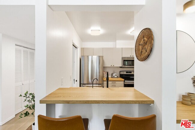 Building Photo - 5625 Green Valley Cir