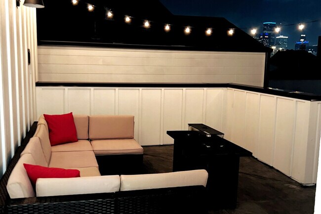 Building Photo - 2304 Live Oak St