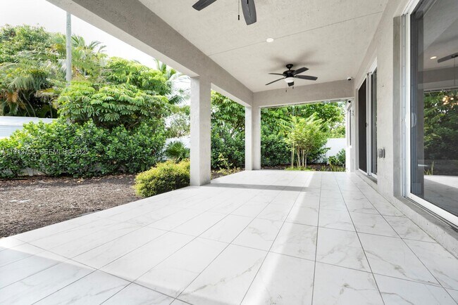 Building Photo - 4920 NE 1st Terrace