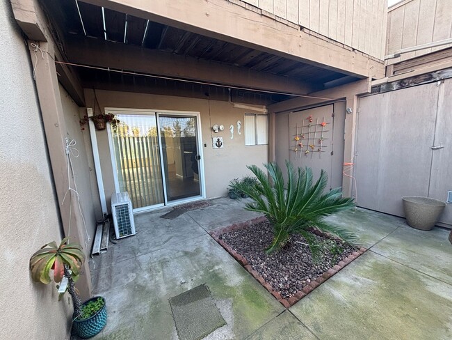 Building Photo - 5164 E Ashlan Ave