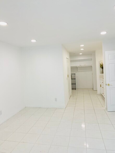 Building Photo - 5301 Balboa Blvd