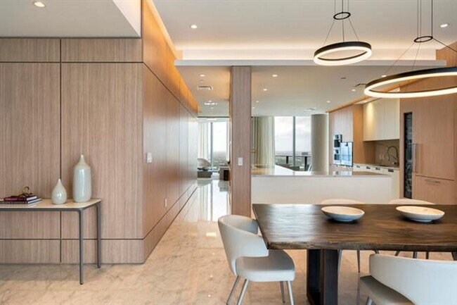 Building Photo - 15701 Collins Ave