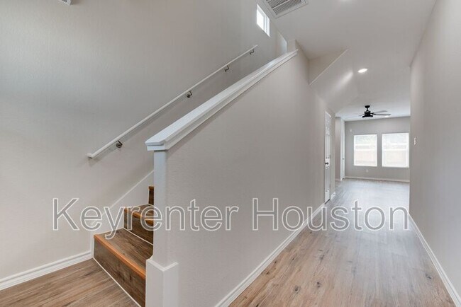 Building Photo - 8203 Woodlyn Rd
