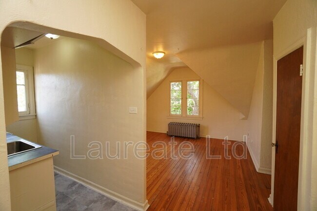 Building Photo - 834 N Clarkson St