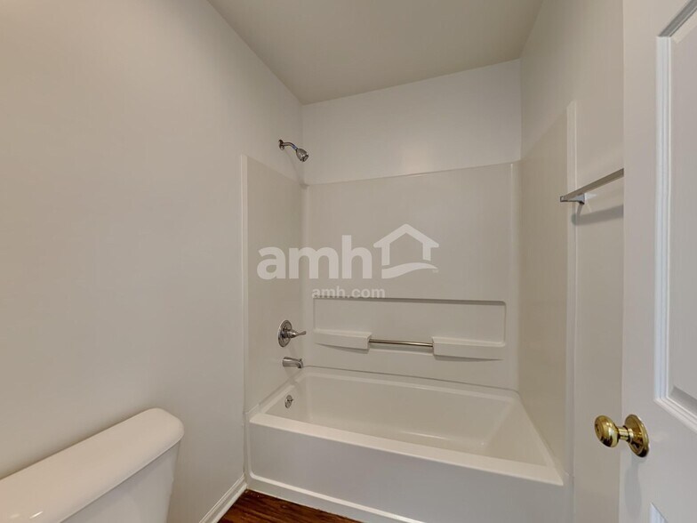 Building Photo - 2811 Stonebridge Dr