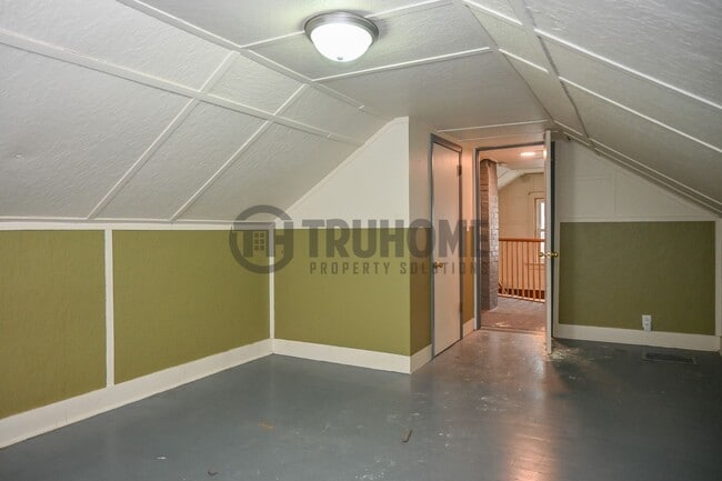 Building Photo - Large 3 Bedroom 2 Bath House w/Fenced in Yard and 2 Stall Garage Available Soon!