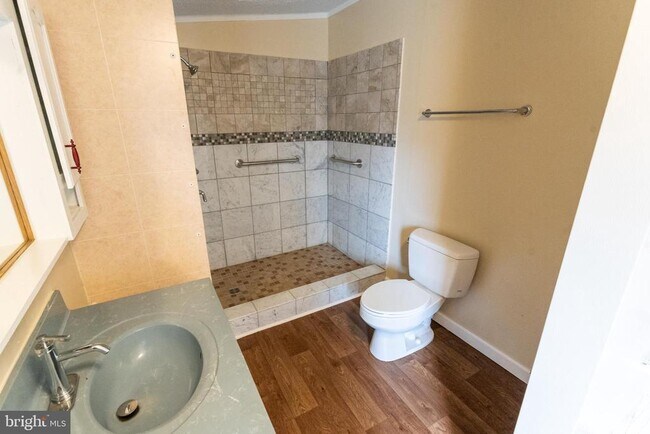 Building Photo - 1205 W 6th St