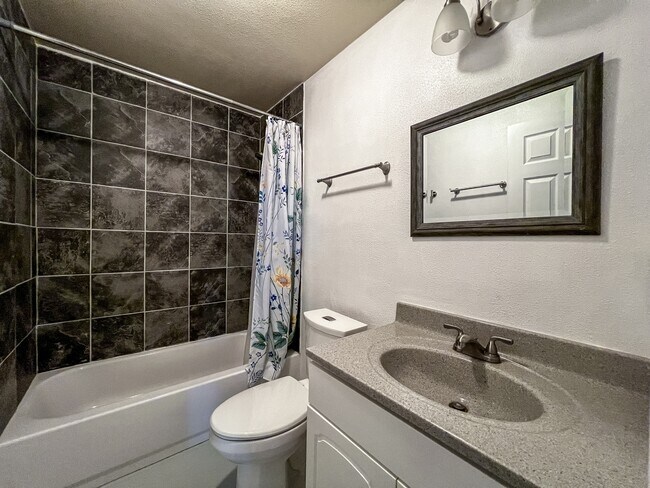 Building Photo - 1825 Lakeview Dr