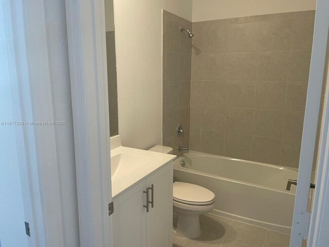 Building Photo - 805 NE 211th St