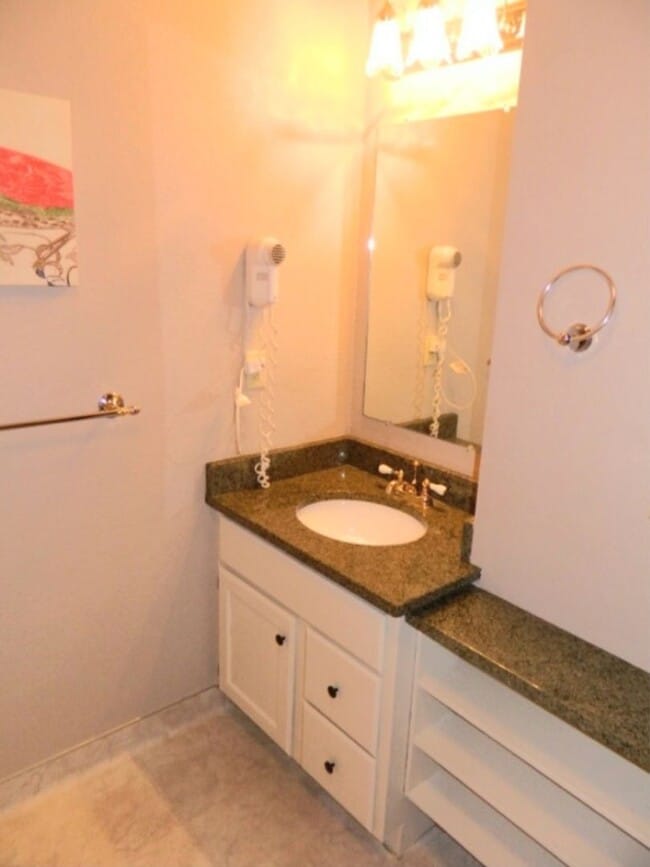 Building Photo - Perfectly Located Carriage House Condo