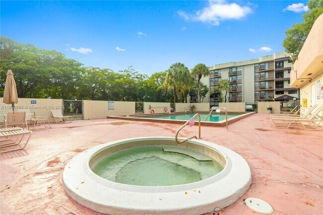 Building Photo - 2701 Riverside Dr