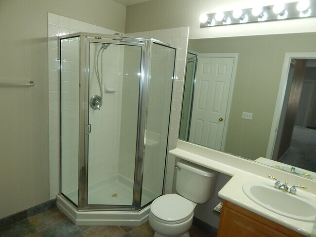 Building Photo - Gorgeous 3Bed/3Bath 2 Story home w/ office...