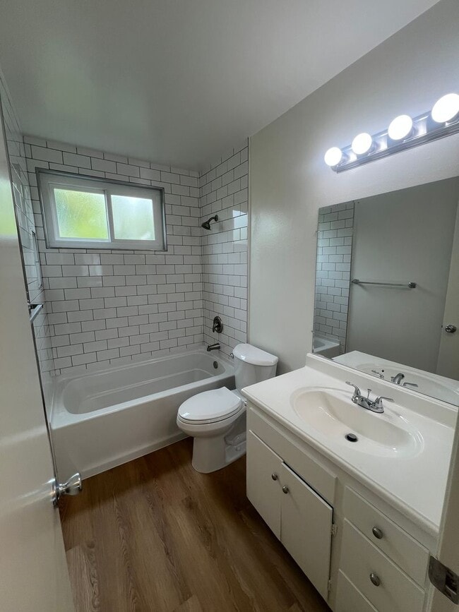 Building Photo - Charming One Bedroom Upstairs Apartment
