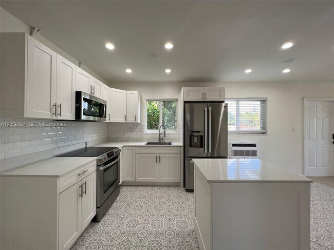 Building Photo - 1120 NE 81st St