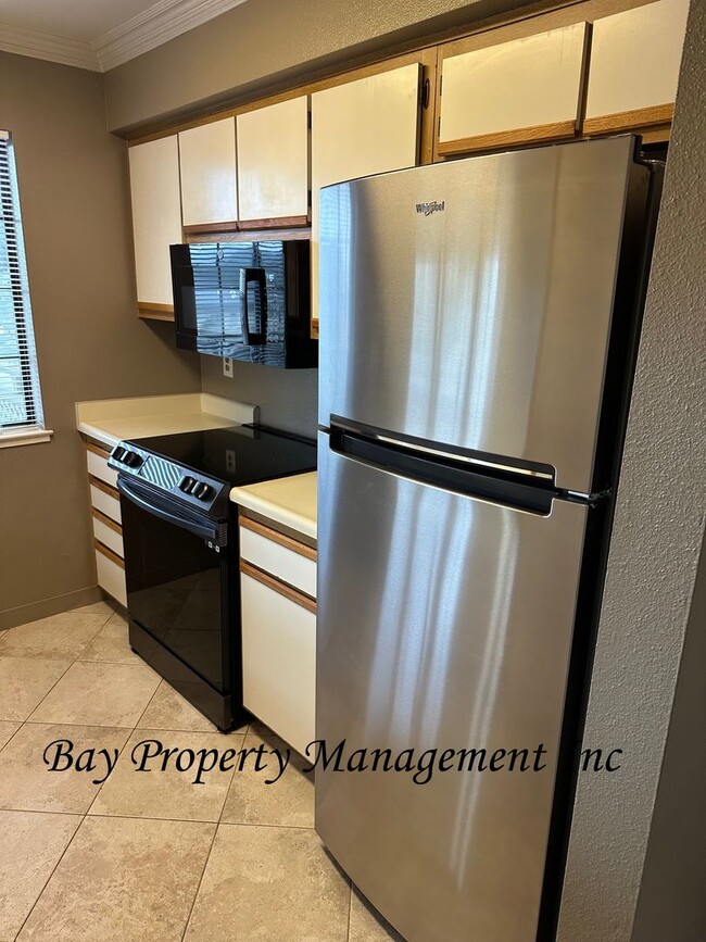 Building Photo - Rent Reduced! Beautiful Del Rey Oaks condo!