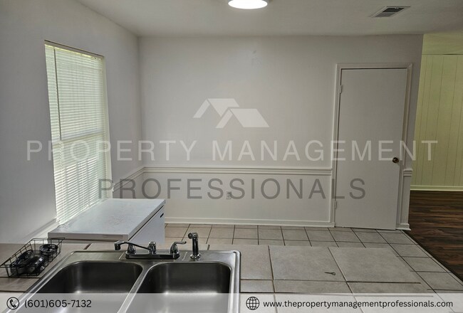 Building Photo - 1732 Brookhollow Cir