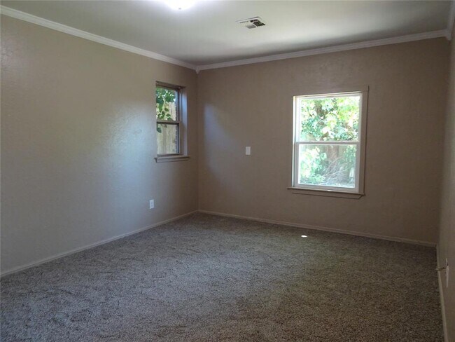 Building Photo - 600 Oak Creek Dr