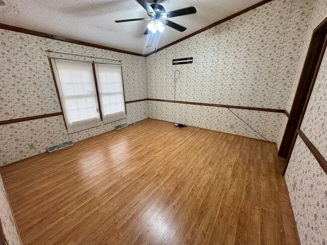 Building Photo - 3-Bedroom Home Close to Farmville with Who...