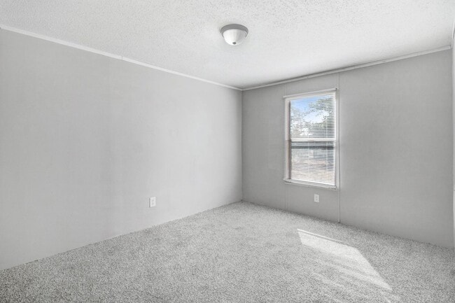 Building Photo - SPACIOUS 3 BR | 2 BA Manufactured Home in Pikeville