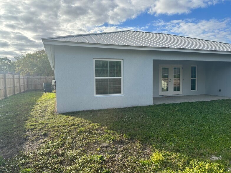 Building Photo - 1216 33rd Ave SW