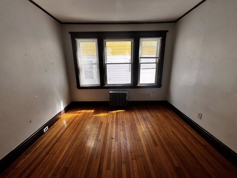 Building Photo - 100 Eaton St