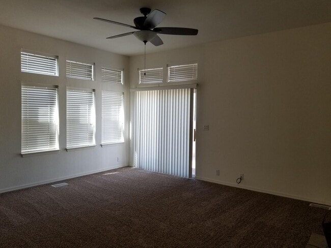 Building Photo - Oak View- Three bedroom home with Mountain...