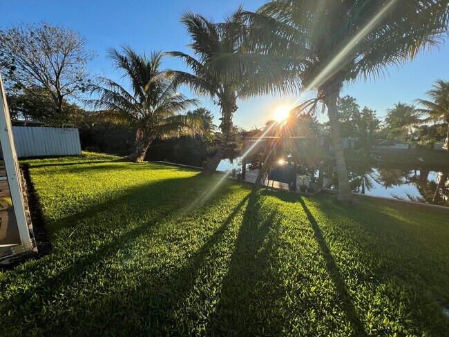 Building Photo - 1877 Meadow Ct