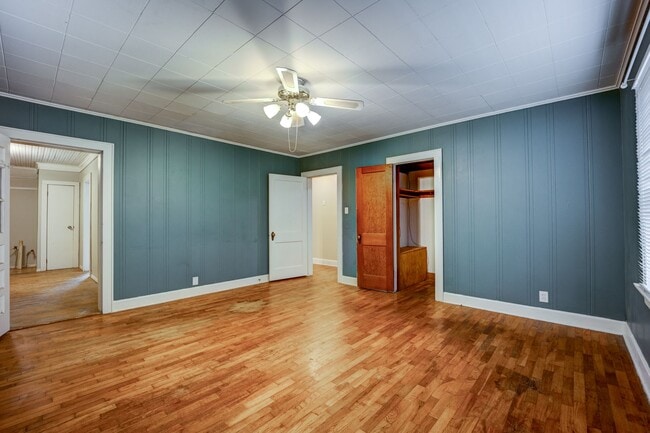 Building Photo - Freshly Updated 3 Bedroom House