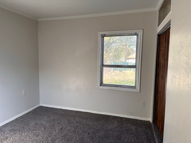 Building Photo - 3 Bedroom House with Garage