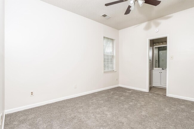 Building Photo - 4590 Lindawood Ln