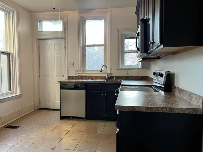 Building Photo - 1832 Green St