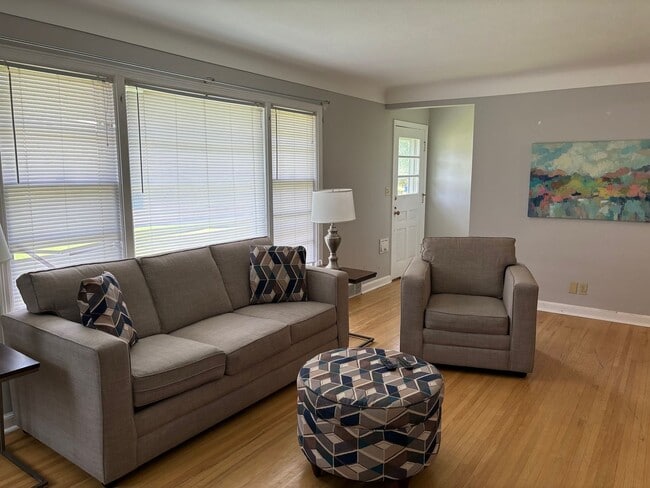 Building Photo - Charming Home in Prime Edina Location