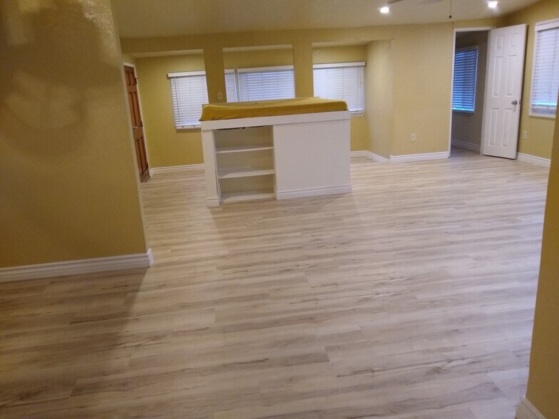 Building Photo - 2326 Riverside Dr