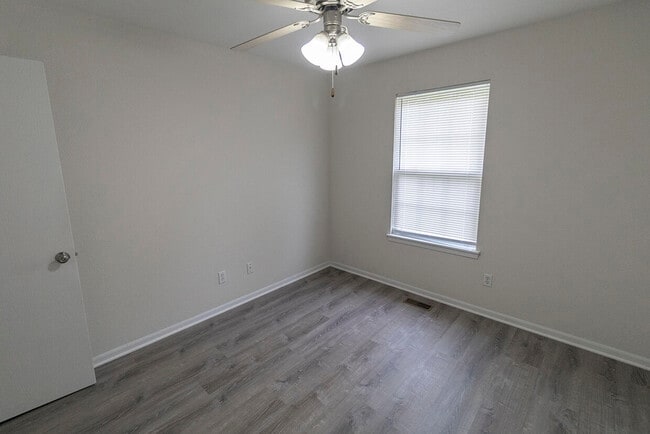 Building Photo - 5000 Derby Ridge Dr