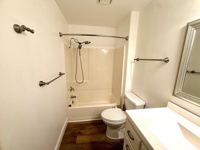 Building Photo - 1 bed, 1 bath Charming Unit in Lake Forest