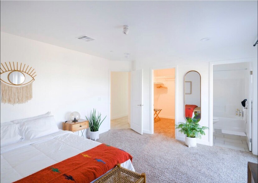 Building Photo - 13609 Avenida La Vis