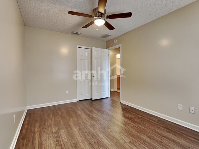 Building Photo - 2562 Glenfield Dr