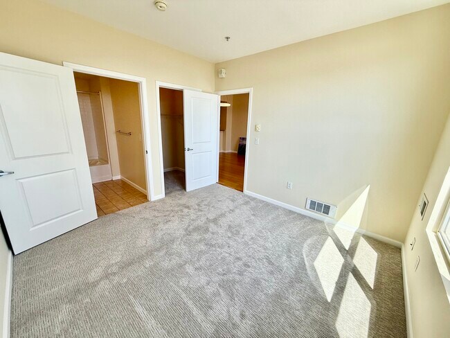 Building Photo - 301 Crescent Ct