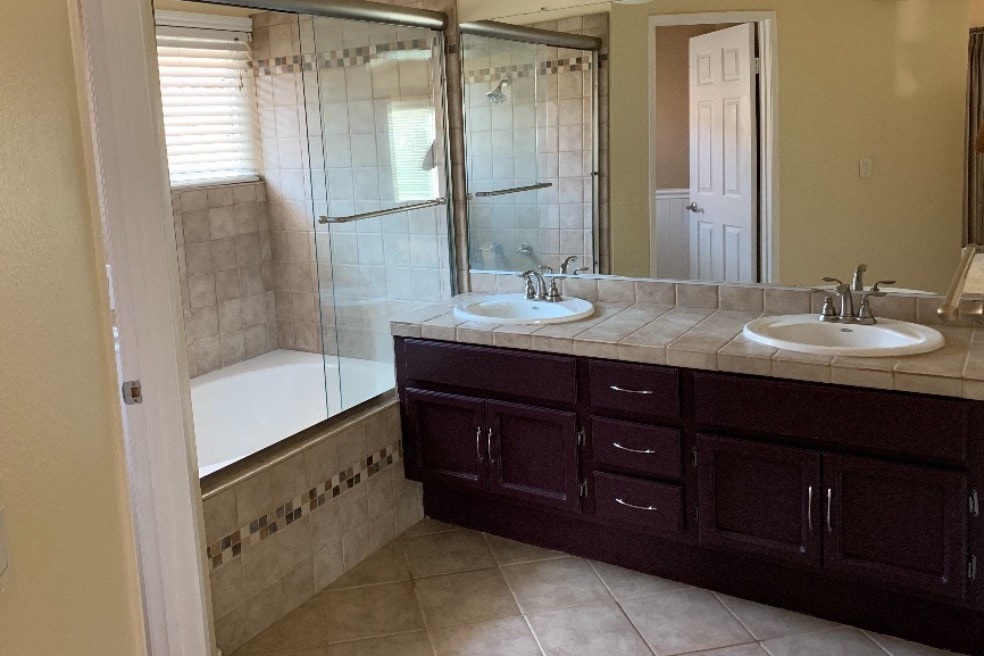 Master bathroom - 8179 Rimridge Ln